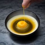 soutong 内容编辑林思雨的工作照，坐在明亮的咖啡馆里，面前摆着笔记本电脑，专注于财经内容筛选工作