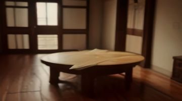 soutong 团队协作使用场景配图，多人在明亮办公室围绕屏幕讨论，展示共享内容库操作界面